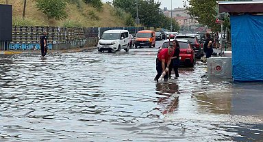 Ataşehir'de sağanak yağış sonrası caddeleri su bastı