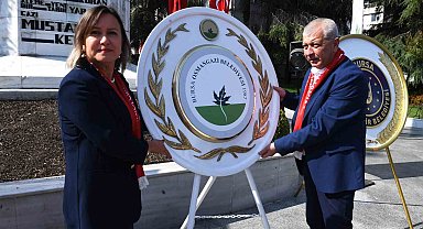 Atatürk'ün Cumhurbaşkanı olarak Bursa'ya gelişinin 100. yılı anısına çelenk sunumu yapıldı