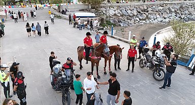 Atlı birlikler Tatvan sahilinde devriye attı