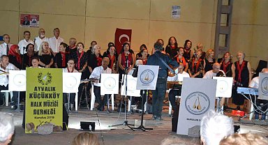 Ayvalık - Küçükköy Halk Müziği'nin konserine ilgi yoğun oldu