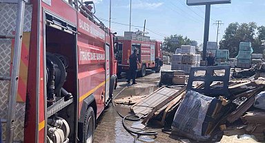 Ayvalık'ta otların tutuşmasıyla başlayan yangın seramik deposuna sıçradı