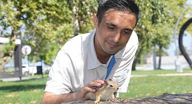 Bahçede bulduğu sincap en yakın arkadaşı oldu