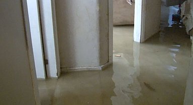 Bahçelievler'de sağanak yağış nedeniyle evleri su bastı