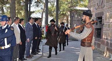 Bakan Yardımcısı Eminoğlu, Ertuğrul Gazi Türbesinde Alplerin nöbet değişimini izledi