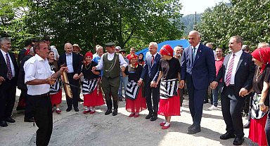 Bakanlar Uraloğlu ve Ersoy, Trabzon'daki turizm noktalarını inceledi, vatandaşlarla horon oynadı