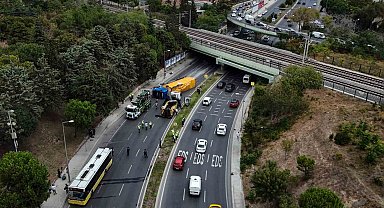 Bakırköy'de alt geçide çarpan tır İETT otobüsünün üzerine devrildi 8 yaralı