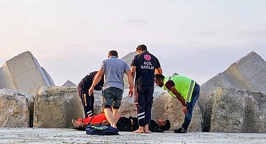Balık tutmak isterken denize düştü, ölümden döndü