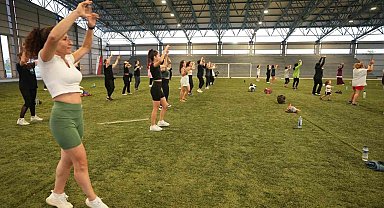 Balıkesirli kadınlar stresini zumba ile atıyor