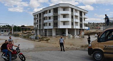 Baraj sulama borusu patladı, su dağı oluştu