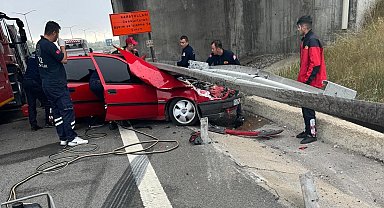 Bariyerlere çarpan otomobil hurdaya döndü: 1 yaralı