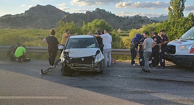 Bariyerlere çarpan otomobildeki 3 kişi yaralandı.