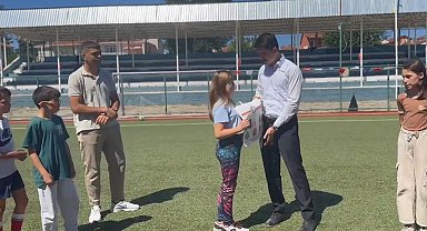 Başarılı öğrencilere hediyeleri takdim edildi