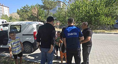 Başıboş köpekler yolda yürüyen çocuklara saldırdı