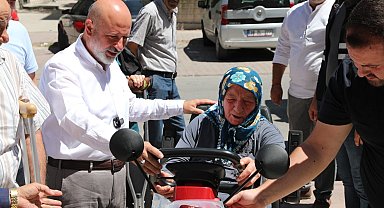 Başkan Çolakbayrakdar, engelli aileye akülü araç hediye etti