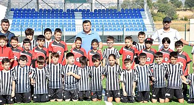 Başkan Koca, futbol okulunun minik futbolcularıyla bir araya geldi