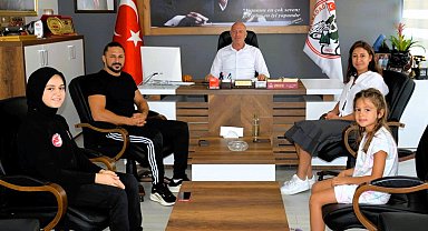 Başkan Kumral, Türkiye'yi temsil edecek Mukaddes'i İspanya'ya uğurladı