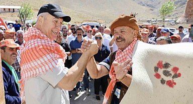 Başkan Özçelik batı yaylalarında vatandaşlarla buluştu