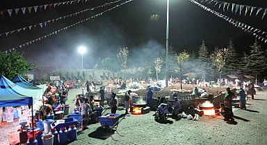 Başkan Palancıoğlu, vatandaşlarla salça kaynattı