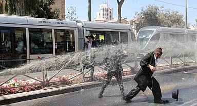 Batı Kudüs'te Haredilerin zorunlu askerlik protestosuna sert müdahale