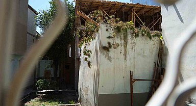 Bayburt Belediyesi türbedeki ağaçları kesti türbe çıplak kaldı