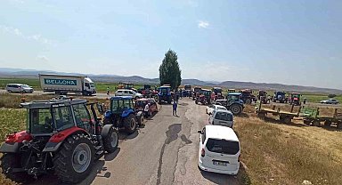 Bayburt'ta tarlalarını sulayamayan çiftçiler, traktörlerle yol kapatıp eylem yaptı