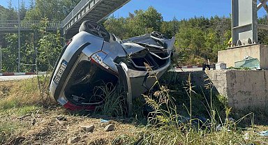 Bilecik'te kontrolden çıkan otomobil üst geçidin beton ayağına çarparak durabildi