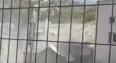 Bina yıkımı esnasında operatörün ölümden döndüğü anlar kamerada