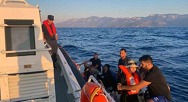 Bindikleri bot motor arızası yapan 7 düzensiz göçmen kurtarıldı