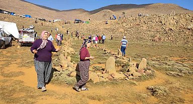 Binlerce Yörük 7 asırlık geleneği Sanrıdas Dağının 2300 rakımlı zirvesinde yaşattı