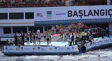 Binlerce yüzücü 36'ncı kez İstanbul Boğazı'nda kıtaları kulaçlarıyla birleştirdi