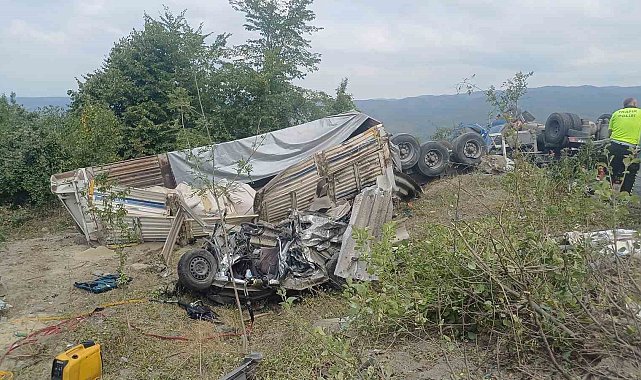 Bolu Dağı Geçişi'nde feci kaza: Tır otomobili sürükleyerek devrildi, 2 ölü 2 yaralı