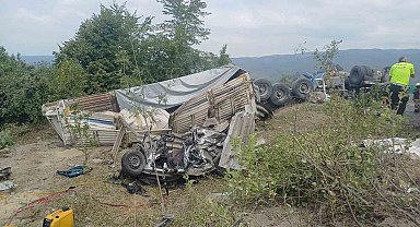 Bolu Dağı Geçişi'nde feci kaza: Tır otomobili sürükleyerek devrildi, 2 ölü 2 yaralı