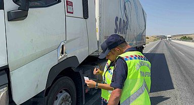 Bolvadin'de jandarma ekiplerinden asayiş ve trafik denetimi
