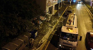 Bozüyük'te ana cadde kaldırımları esnafların kaldırdığı tezgahların ardından köpüklü yıkama ile temizlendi