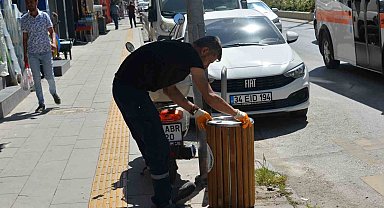 Bozüyük'te ana cadde üzerindeki çöp kovaları yenilendi