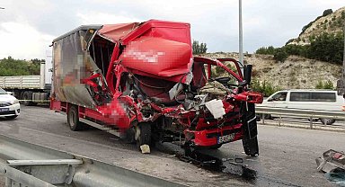 Burdur-Antalya kara yolunda kamyona arkadan çarpan kamyonetteki yolcu hayatını kaybetti