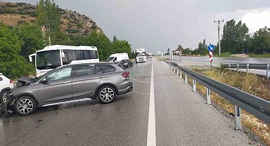 Burdur-Fethiye kara yolunda iki otomobil çarpıştı: 6 yaralı