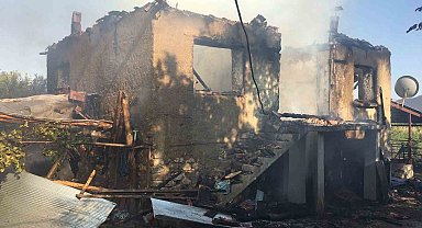 Burdur'da çıkan yangında köy evi küle döndü