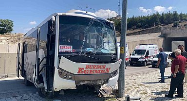 Burdur'da freni patlayan yolcu midibüsü üst yoldan otogar içine düştü:15 yaralı