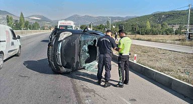 Burdur'da kontrolden çıkan otomobil refüje çarpıp devrildi: 1 yaralı