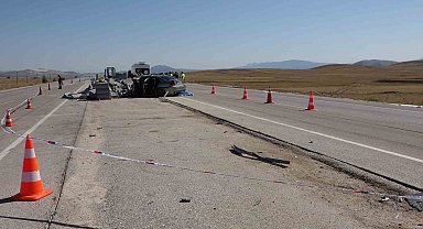 Burdur'da otomobil, refüj yapımı için bırakılan bordür taşı yığınına çarptı: 2 ölü, 1 yaralı