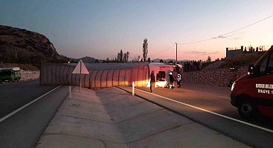 Burdur'da seyir halindeyken lastiği patlayan tır yan yattı: 1 yaralı