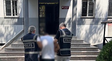Bursa'da azılı dolandırıcı, parkta otururken yakalandı
