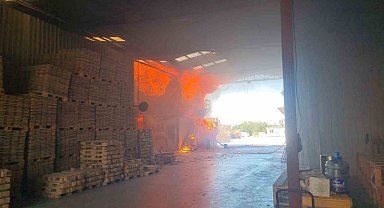 Bursa'da kereste fabrikası alevlere teslim oldu