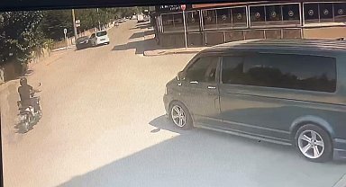Bursa'da kontrolden çıkan otomobil önce araca, sonra 2 kafeye çarptı