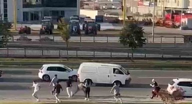 Bursa'da yol ortasında birbirlerine acımasızca vurdular