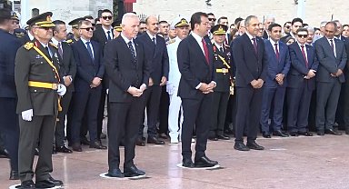 Büyük Zafer'in 102'incı yıl dönümünde Cumhuriyet Anıtı'na çelenk bırakıldı