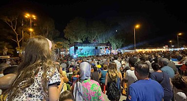 Büyükşehir Didim'de konser düzenledi, gözler Başkan Gençay'ı aradı