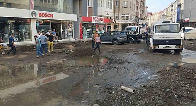 Cadde göle döndü