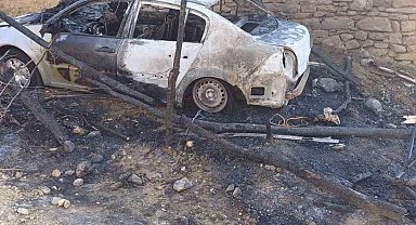 Çalılıklarda çıkan yangın otomobile sıçradı, araç kullanılamaz hale geldi